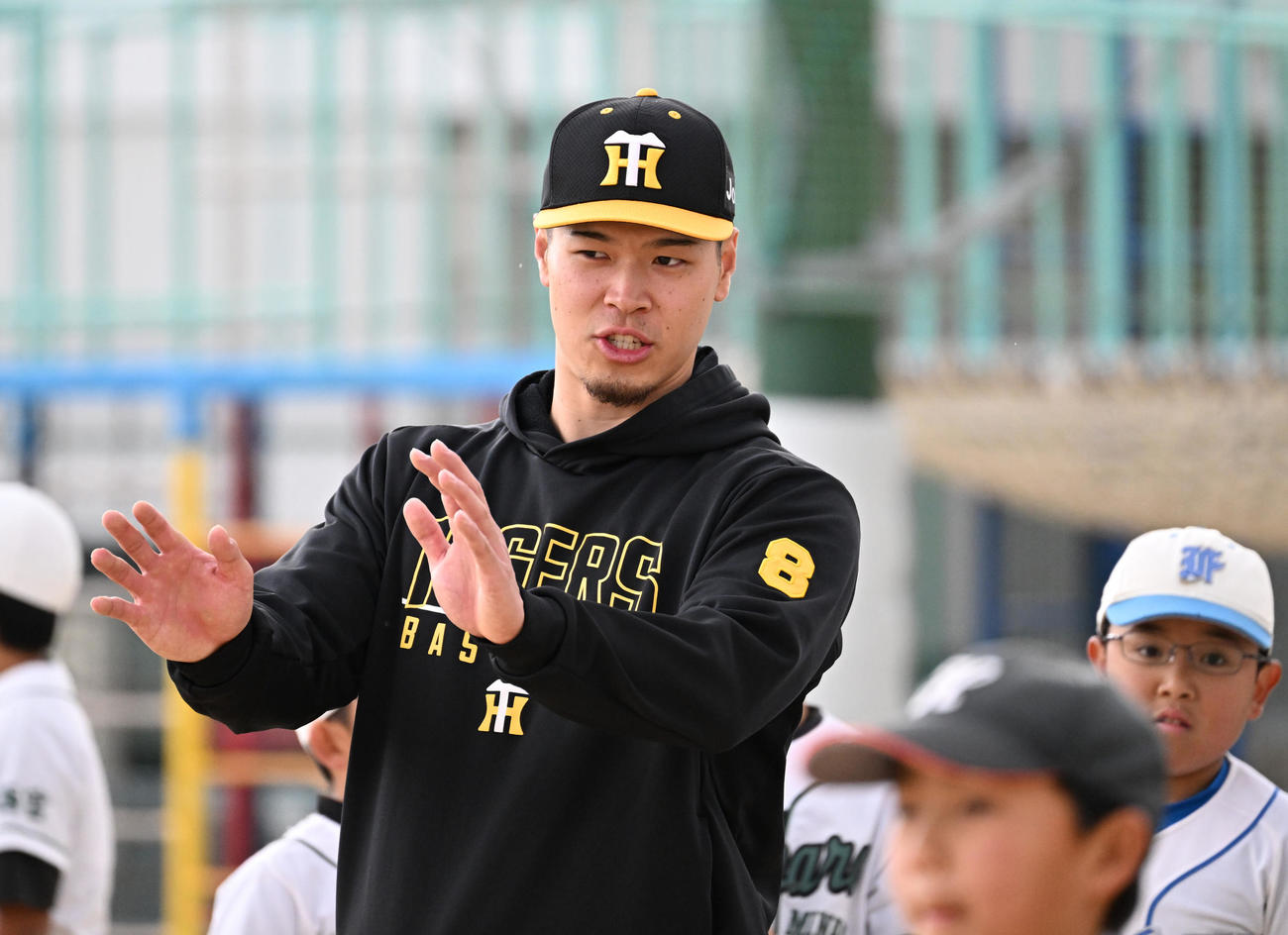 野球教室で外野守備の指導を行う阪神佐藤輝（撮影・清水貴仁）