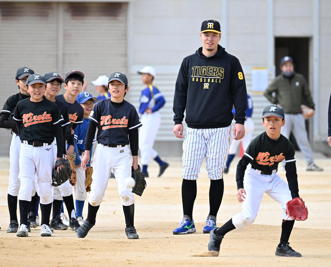野球教室で守備練習を見る阪神佐藤輝（撮影・清水貴仁）