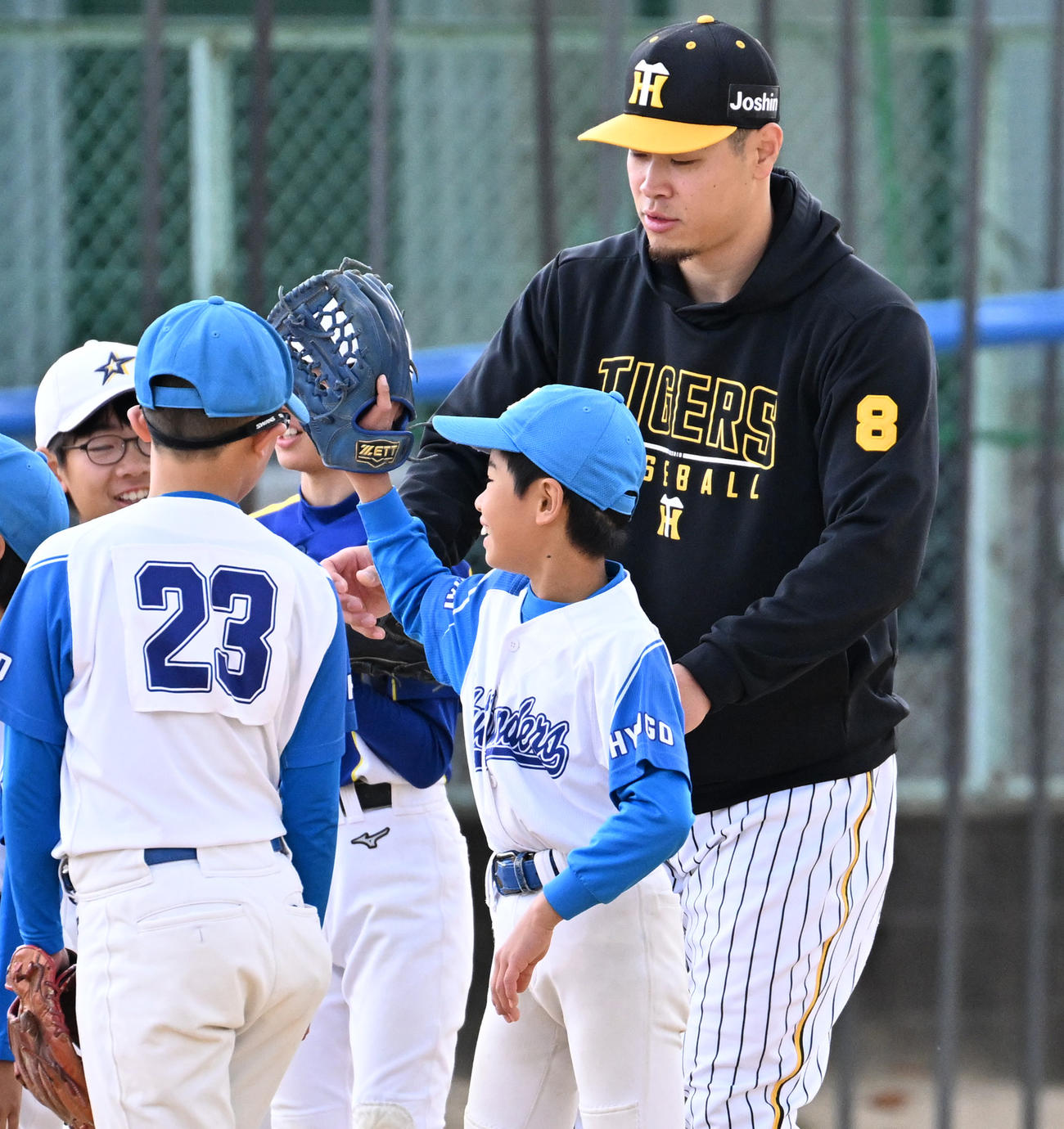 野球教室で守備の指導を行う阪神佐藤輝（撮影・清水貴仁）