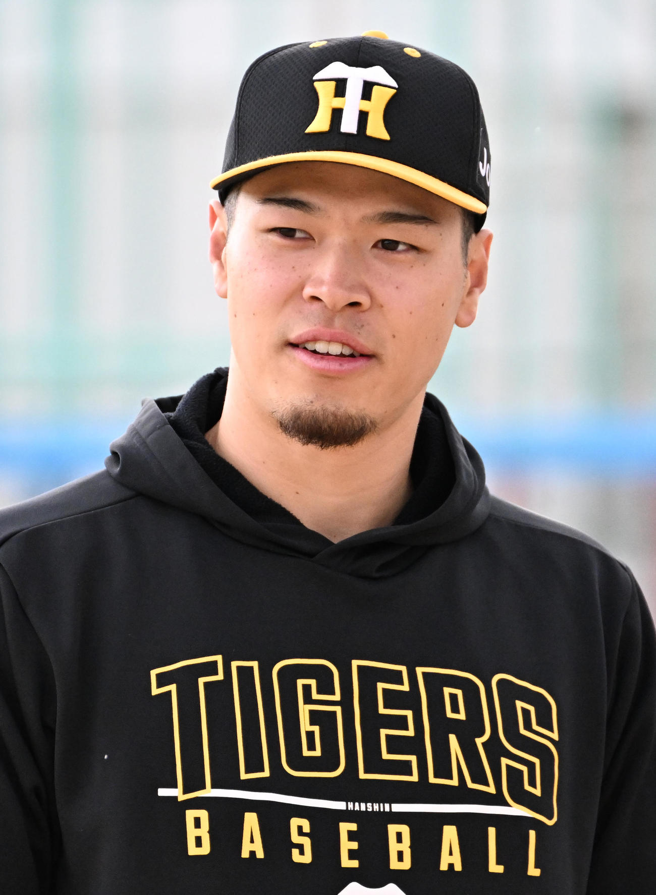 野球教室で指導する阪神佐藤輝（撮影・清水貴仁）