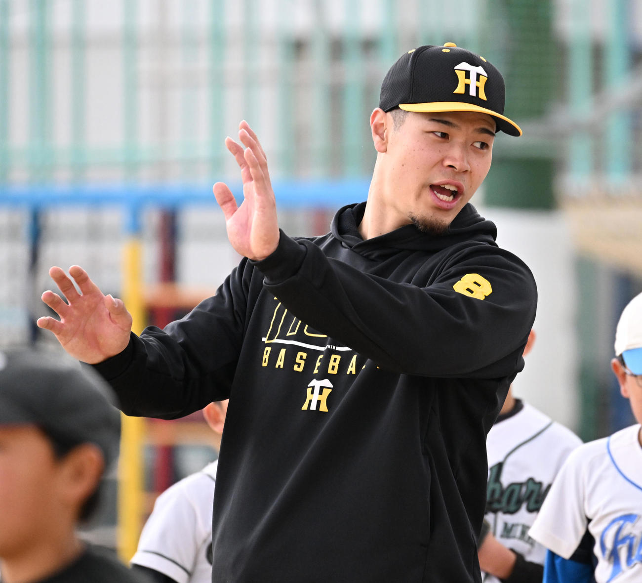 野球教室で指導する阪神佐藤輝（撮影・清水貴仁）