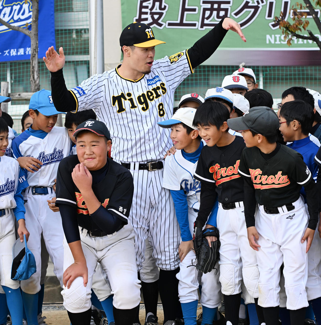 野球教室最後の記念撮影でみんなに集まれと声をかける阪神佐藤輝（撮影・清水貴仁）