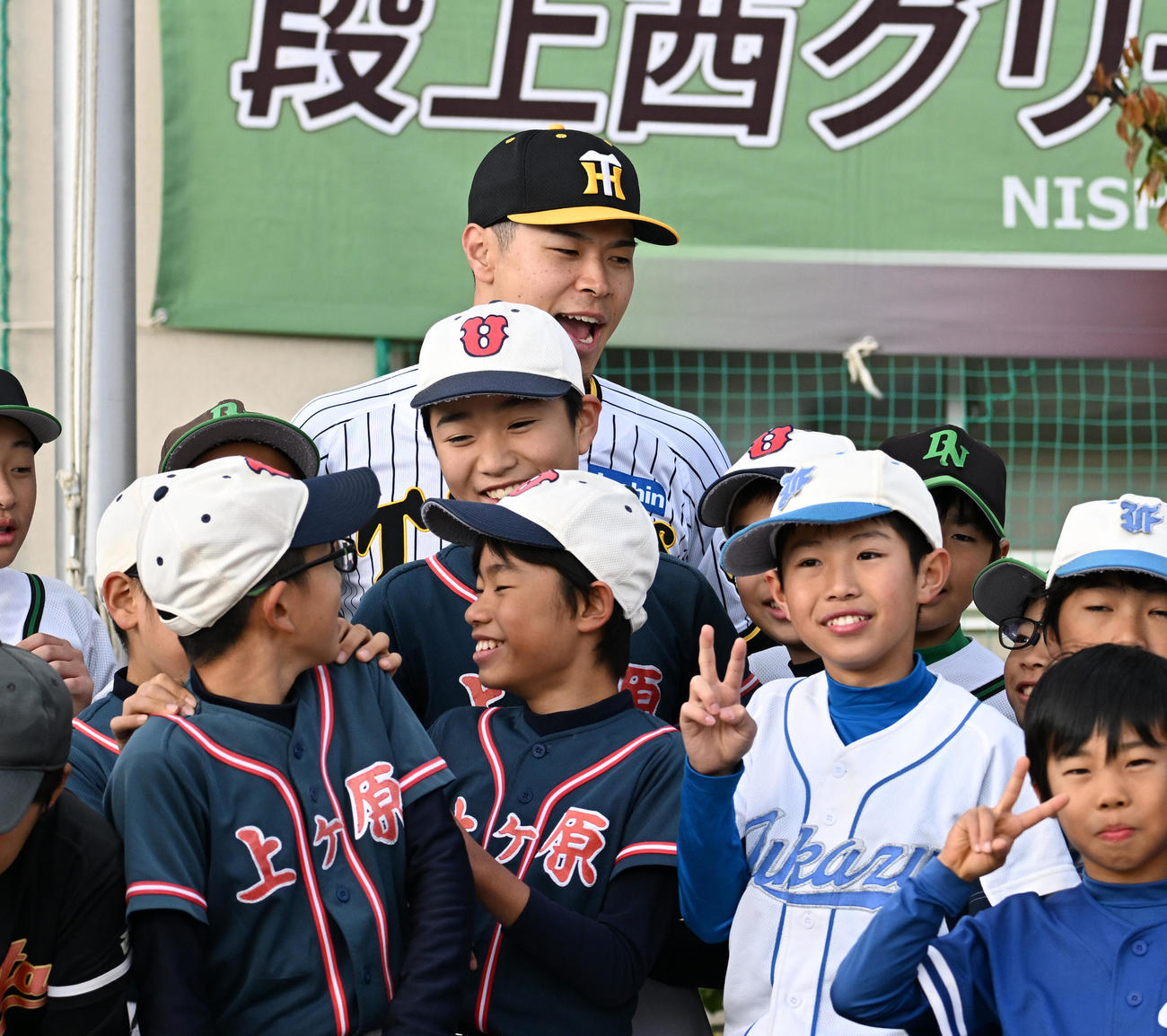 野球教室最後に記念撮影を行う阪神佐藤輝（撮影・清水貴仁）