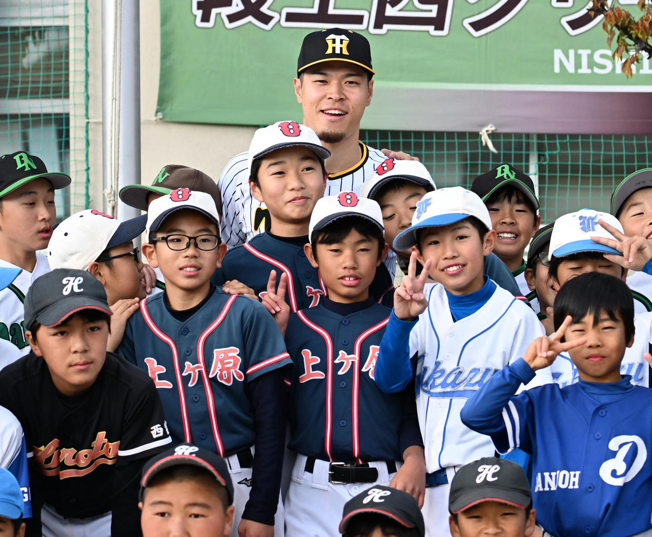 野球教室最後に記念撮影を行う阪神佐藤輝（撮影・清水貴仁）