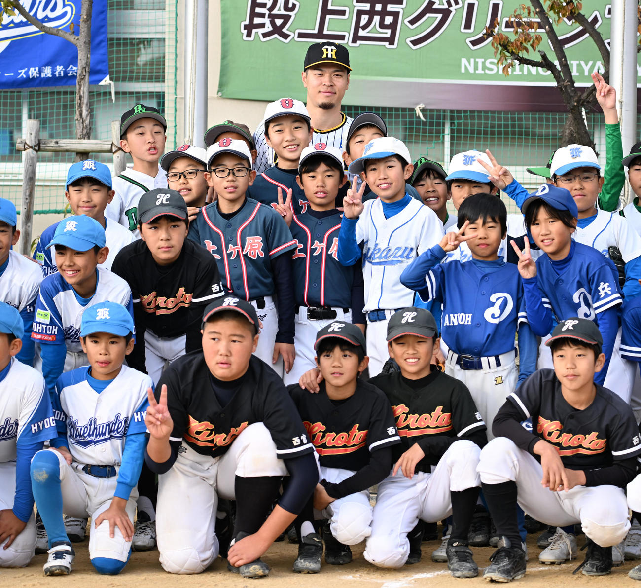 野球教室最後に記念撮影を行う阪神佐藤輝（撮影・清水貴仁）