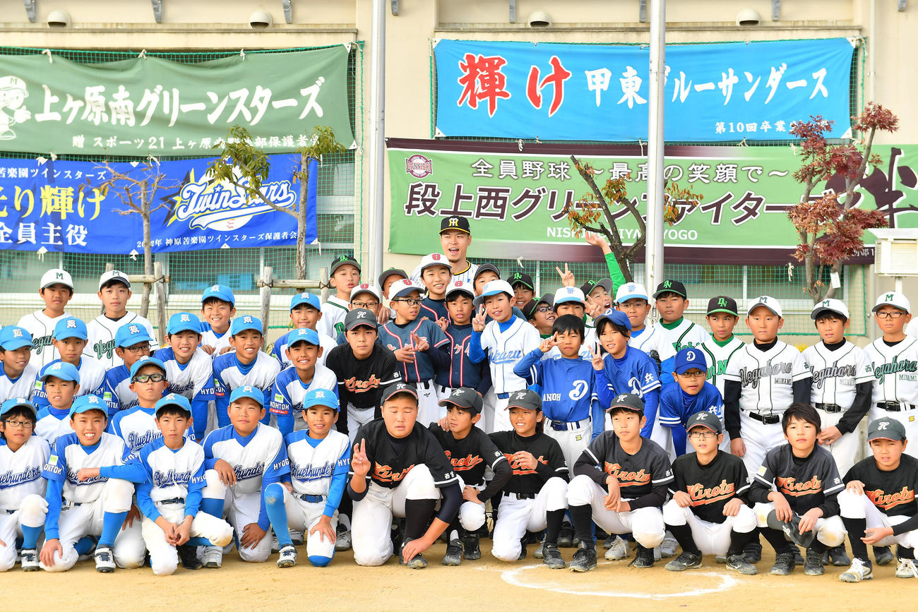 野球教室最後に記念撮影を行う阪神佐藤輝（撮影・清水貴仁）