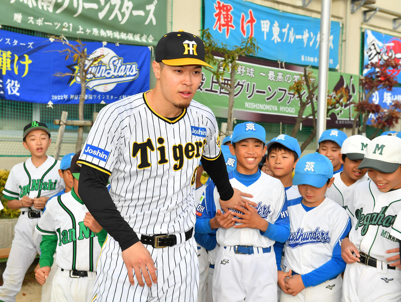 野球教室を終え移動する阪神佐藤輝（撮影・清水貴仁）