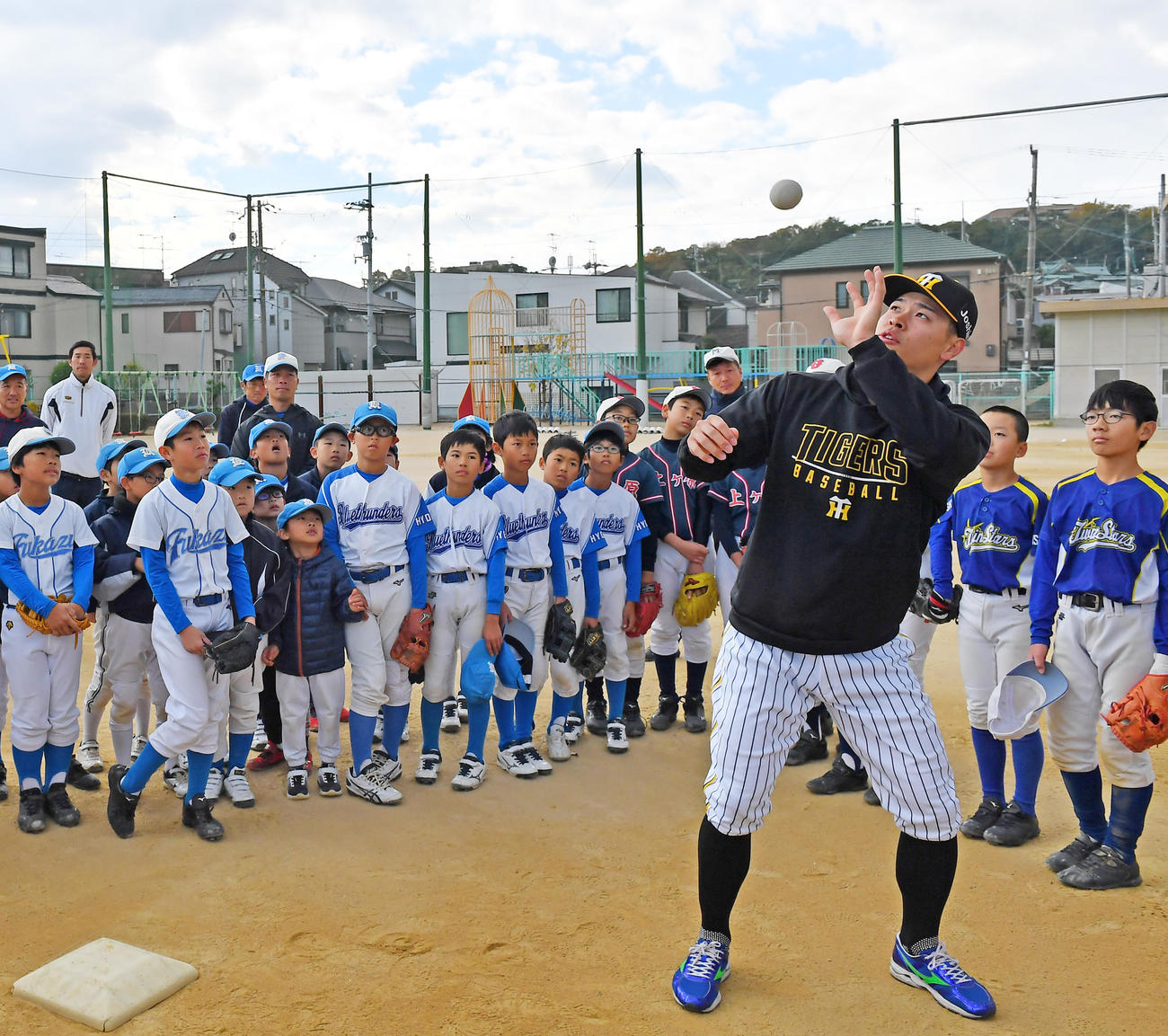 野球教室で外野守備の指導を行う阪神佐藤輝（撮影・清水貴仁）