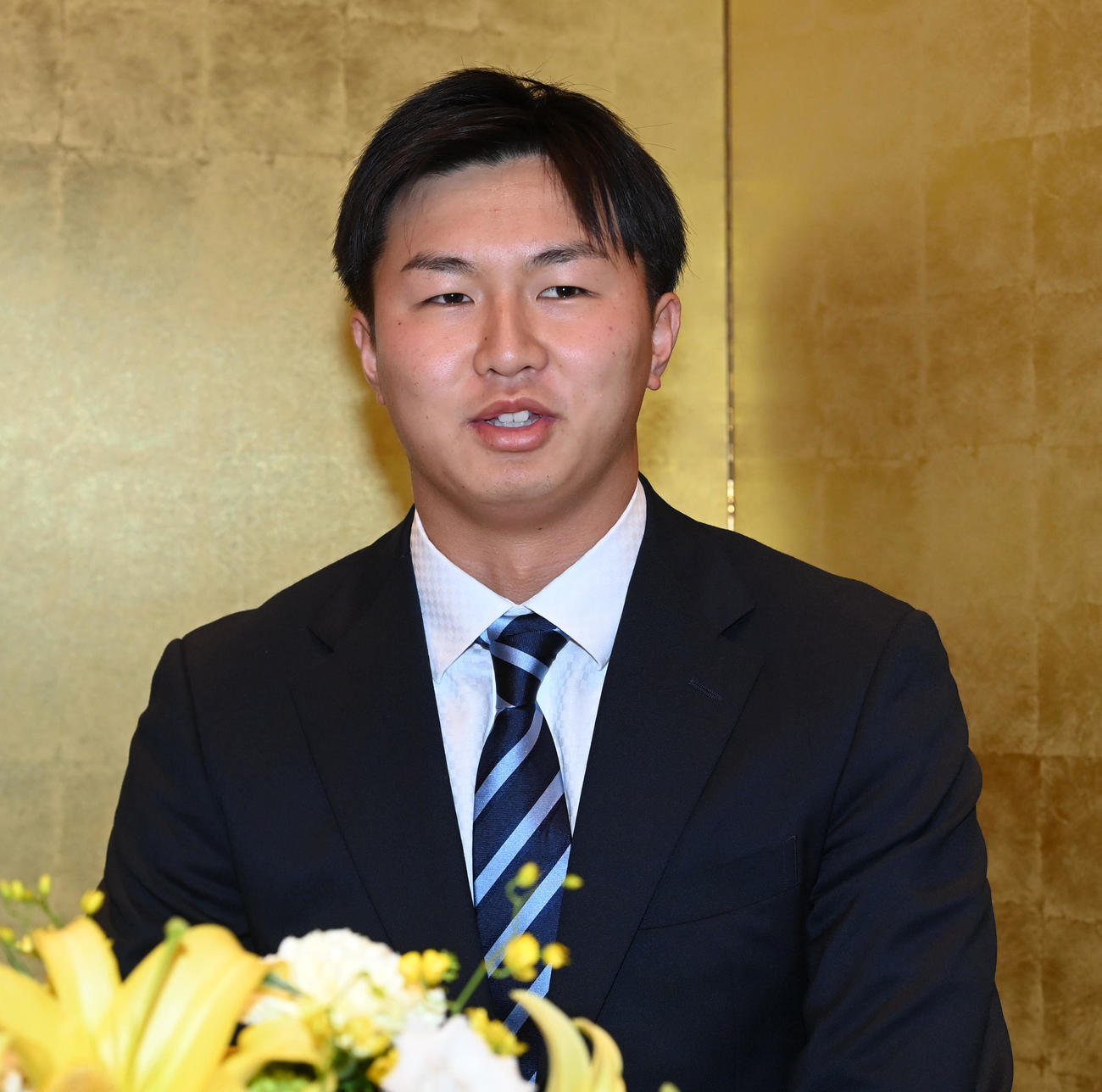 阪神と仮契約を結び笑顔で会見する津田（撮影・前岡正明）