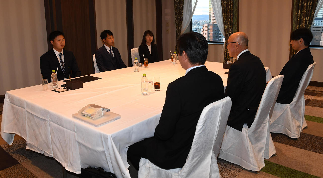阪神との入団交渉を行う津田（撮影・前岡正明）