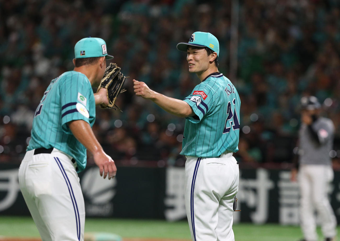 リチャード（左）とグータッチする和田毅（2023年7月撮影）