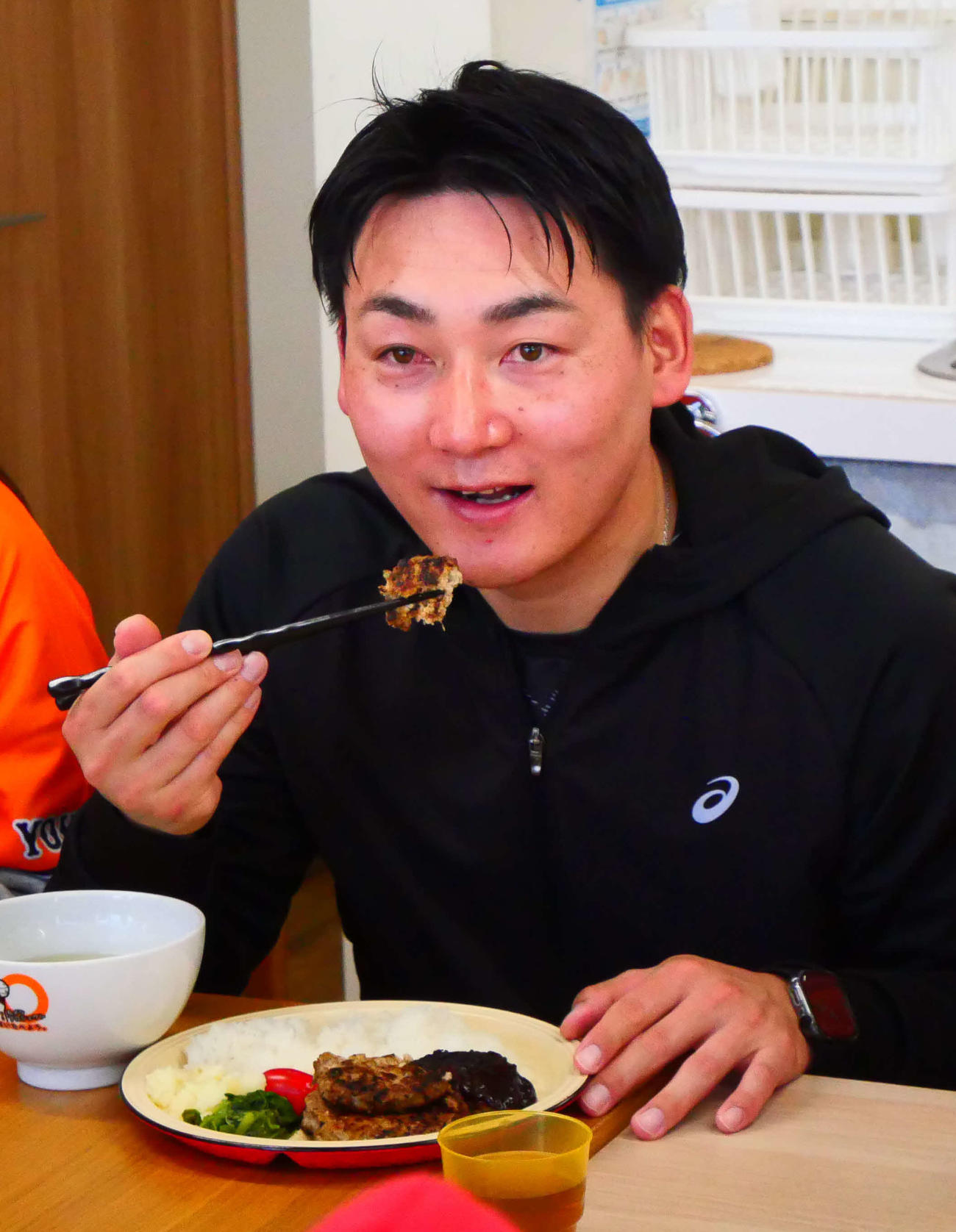 笑顔でハンバーグを食べる巨人丸（撮影・上田悠太）