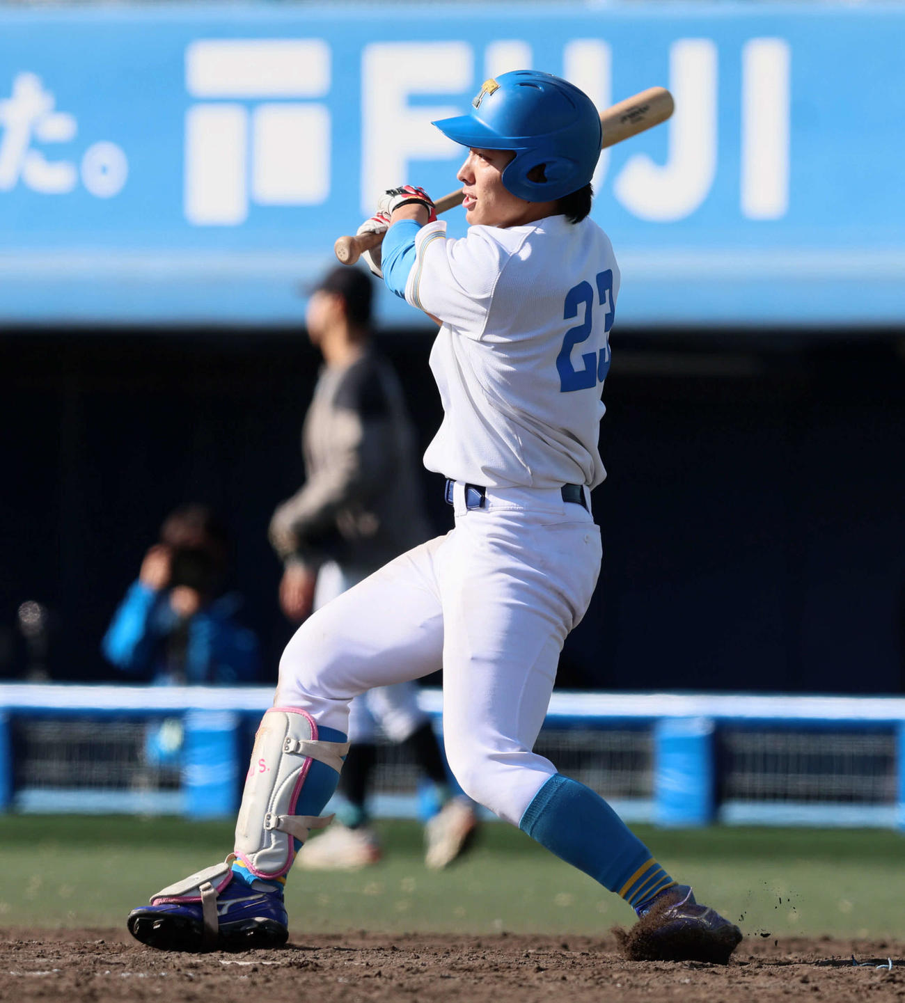 2日、試合形式の練習で右前打を放つ東大・酒井（撮影・加藤哉）