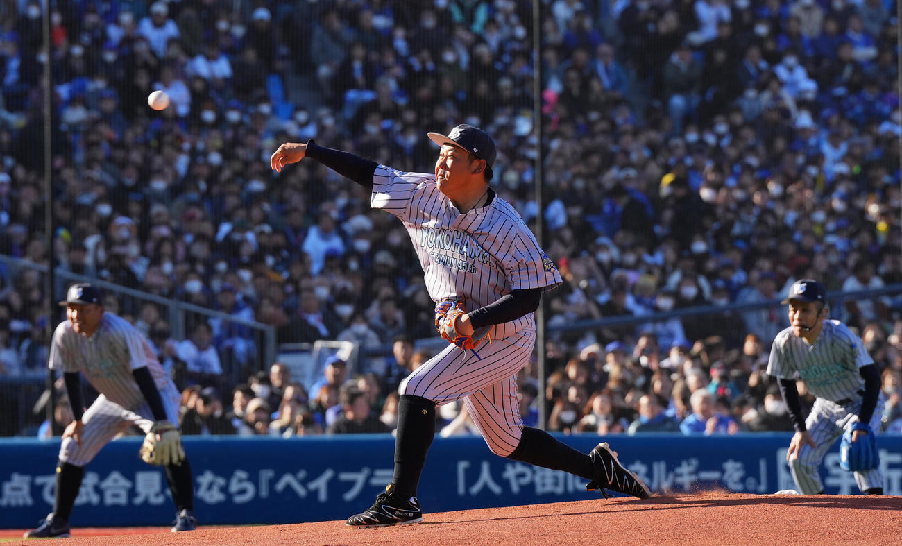 横浜対東海大相模戦を再現する松坂氏（撮影・菅敏）