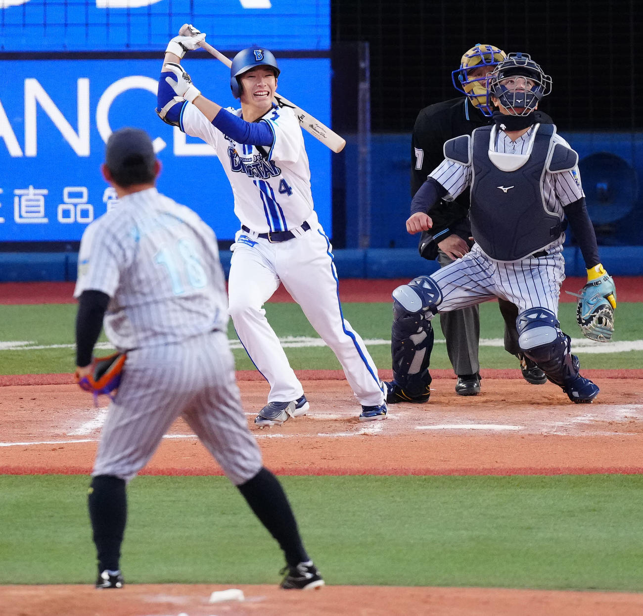 ベイドリーム対神奈川レジェンド　5回裏ベイドリーム無死、左飛に倒れる度会。投手松坂氏（撮影・江口和貴）
