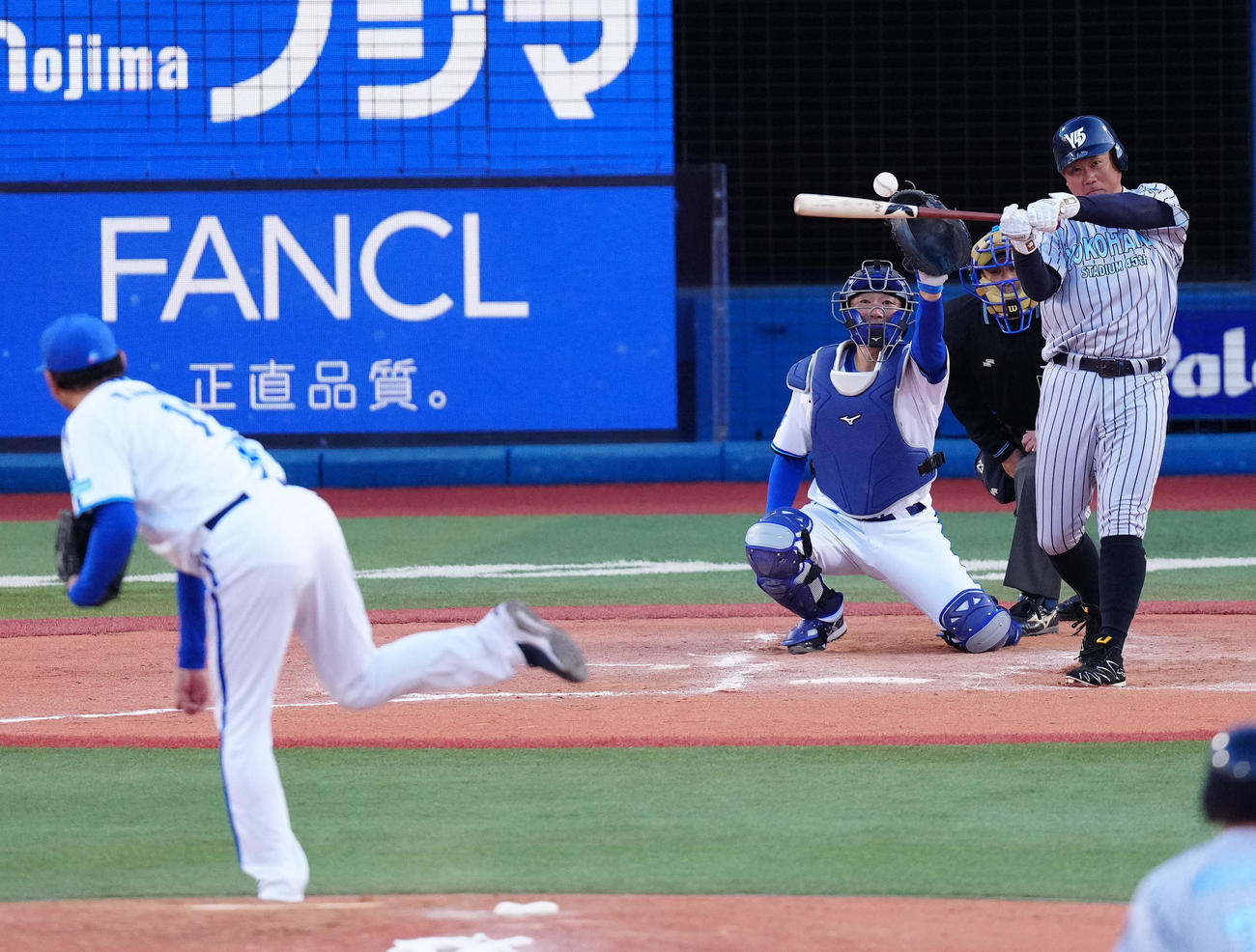ベイドリーム対神奈川レジェンド　5回表神奈川レジェンド無死一、二塁、空振り三振に倒れる松坂氏。投手斎藤氏（撮影・江口和貴）