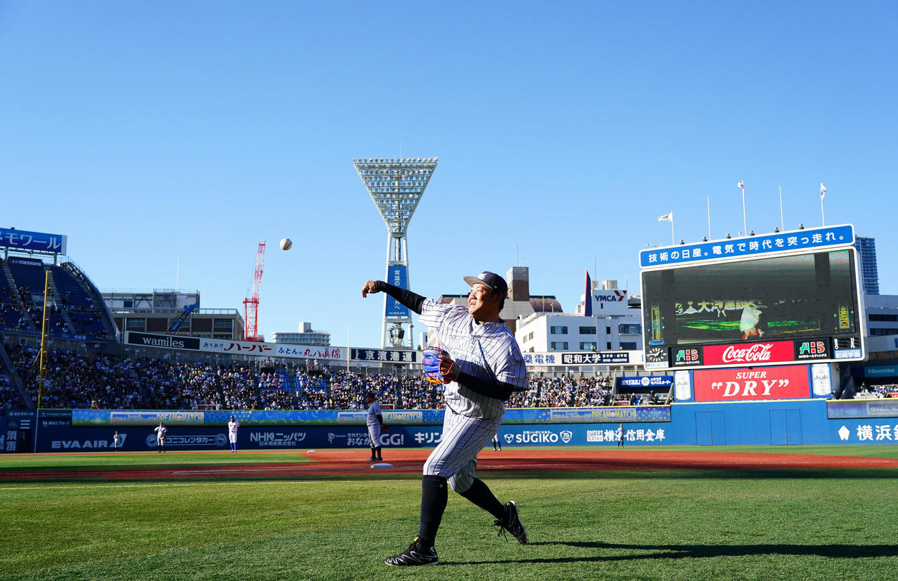 横浜対東海大相模戦を再現する松坂氏は、キャッチボールでアップをする（撮影・菅敏）