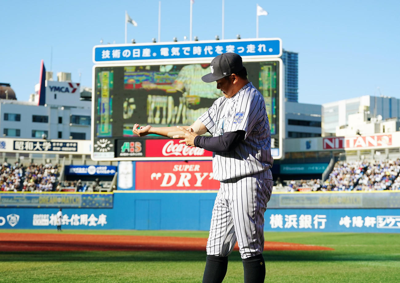 横浜対東海大相模戦を再現する松坂氏は、右肘のテーピングをとる（撮影・菅敏）