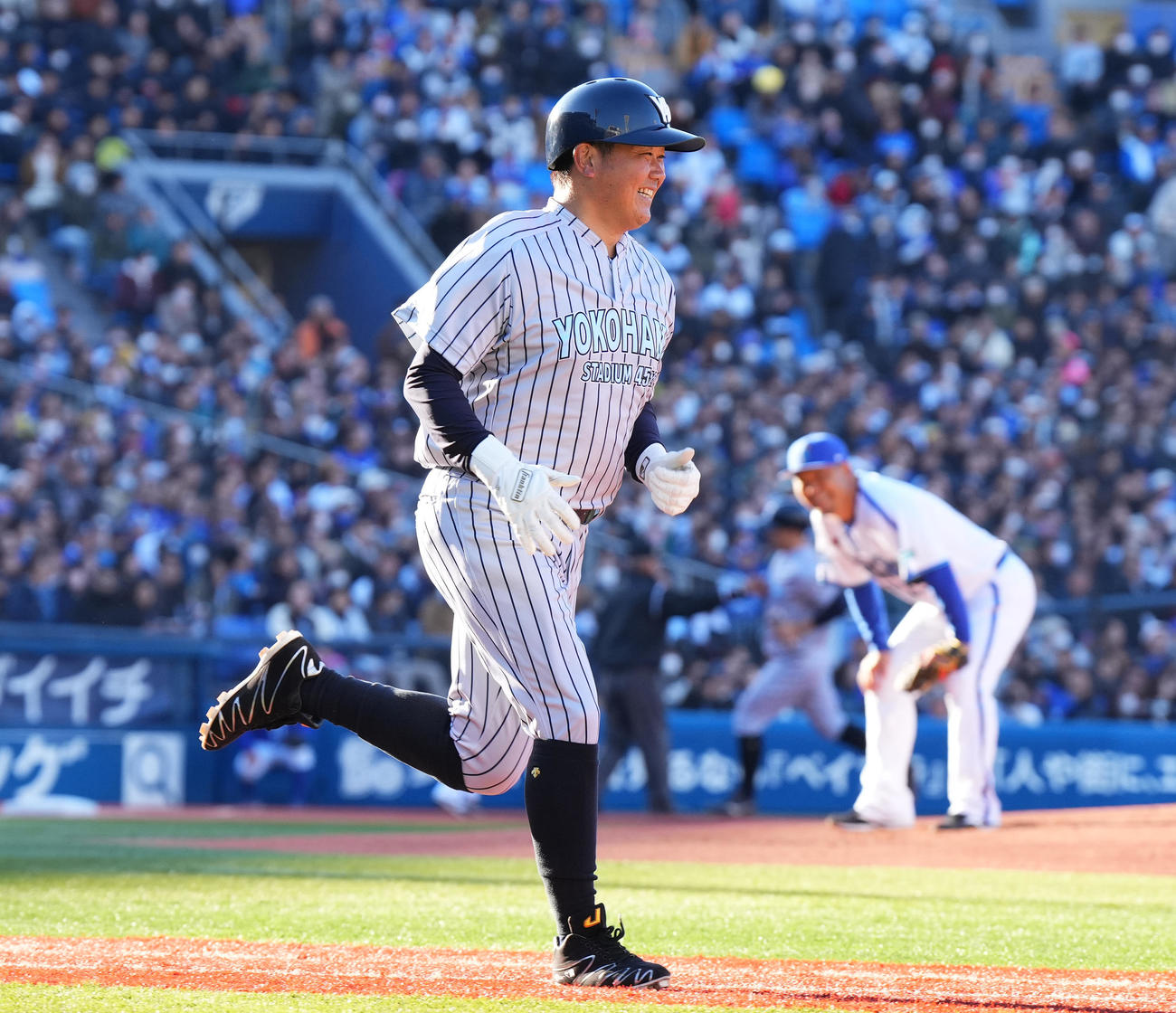 2回表Y45 LEGEND HEROES2死二、三塁、左2点適時二塁打を放つ松坂氏。後方は投手村田氏（撮影・菅敏）