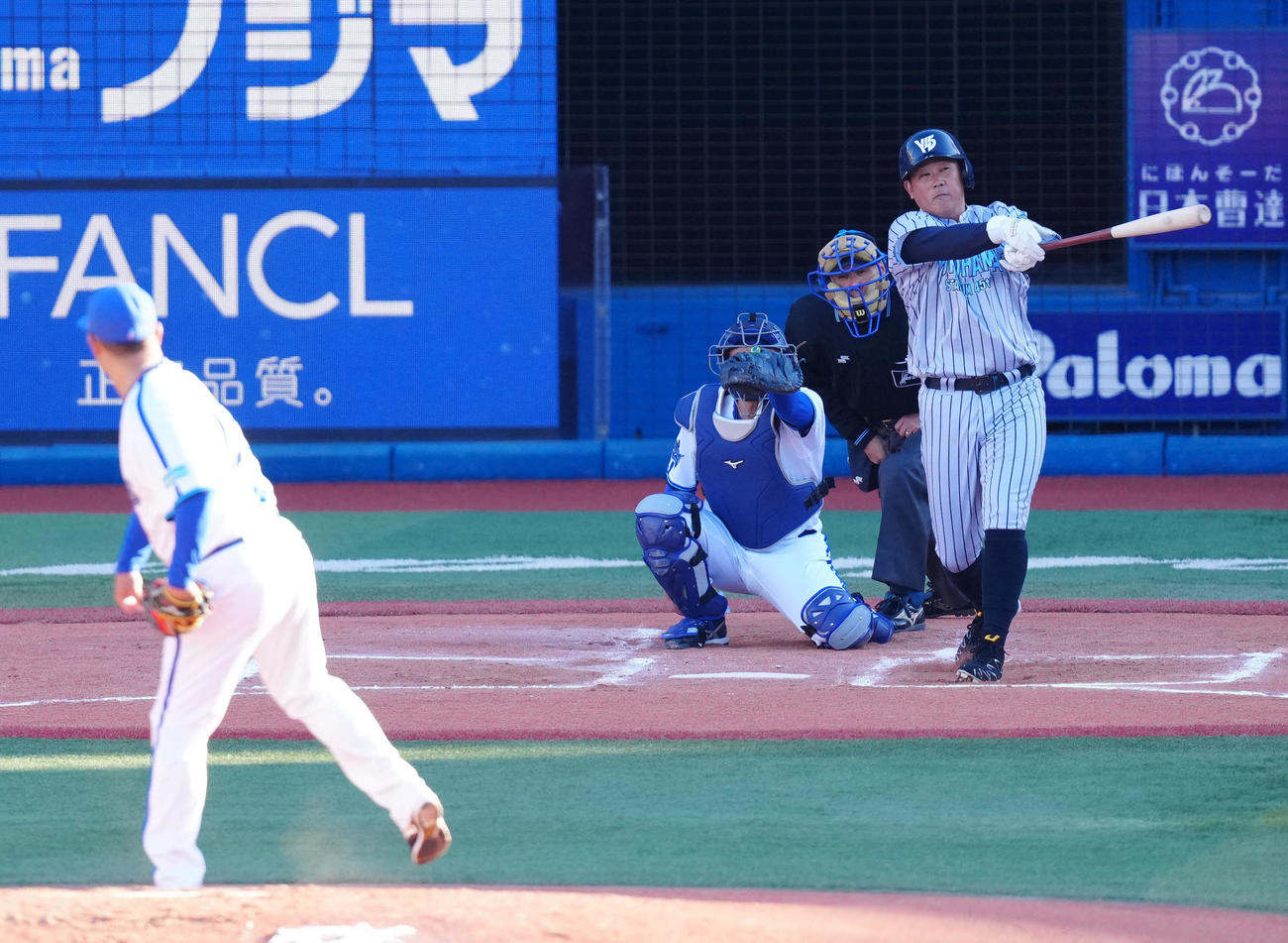 ベイドリーム対神奈川レジェンド　2回表神奈川レジェンド1死二、三塁、2点適時二塁打を放つ松坂氏。投手村田氏（撮影・江口和貴）