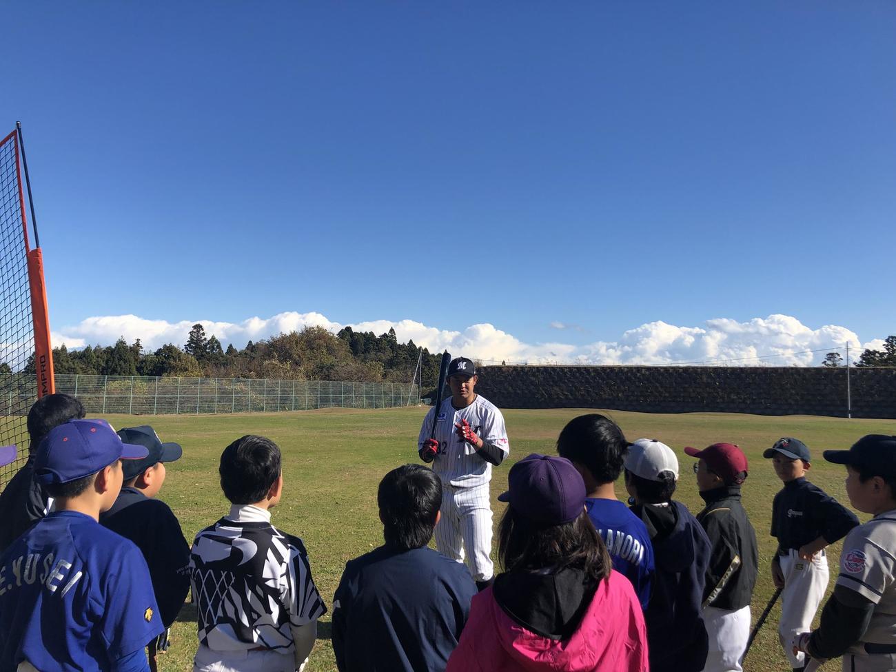 野球教室を行ったロッテ佐藤都（球団提供）