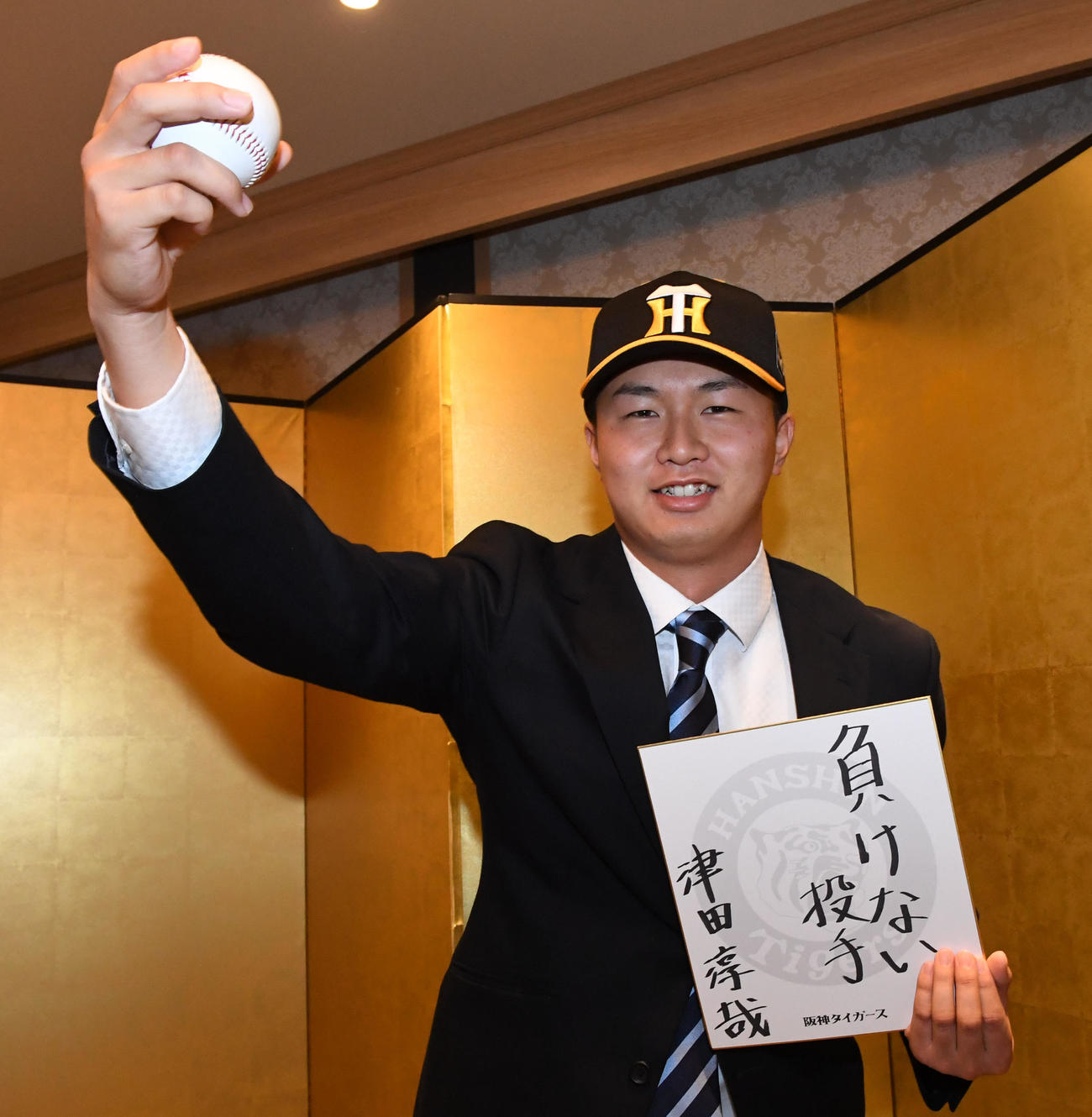 阪神と仮契約を結んだ津田は得意のカーブを武器に負けない投手を目指す（撮影・前岡正明）