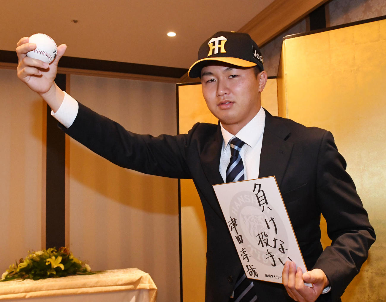 阪神と仮契約を結んだ津田は得意のカーブを武器に負けない投手を目指す（撮影・前岡正明）