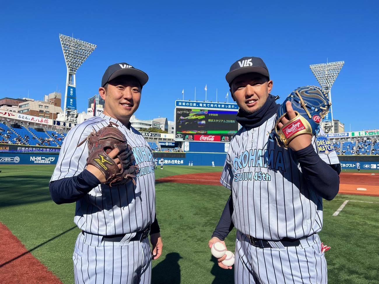 横浜スタジアム45周年イベントに参加した元ロッテ内氏（右）と元ヤクルト加藤氏（撮影・金子真仁）