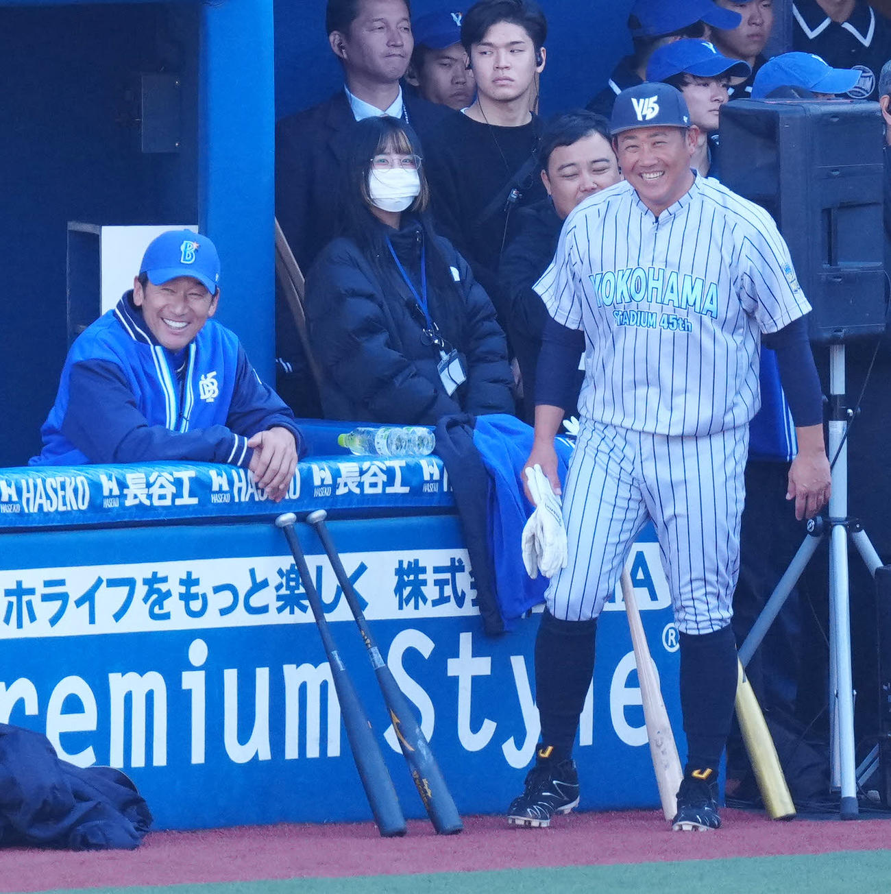 本塁打競争中、笑顔を見せるDeNA三浦監督（左）と松坂氏（撮影・江口和貴）