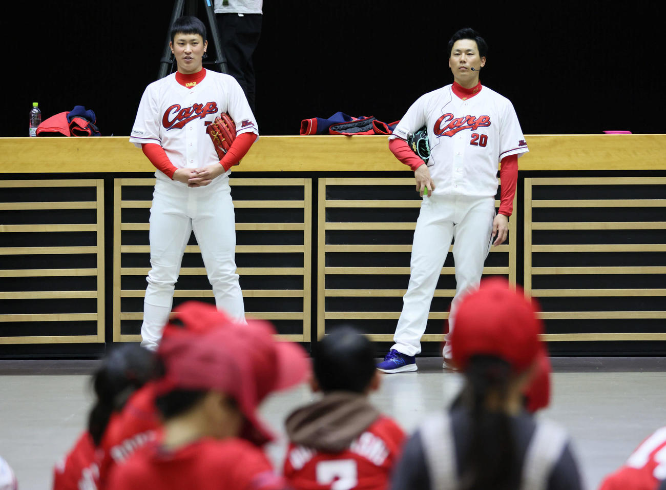 野球教室で子どもたちにキャッチボールを教える広島堂林（左）と栗林（撮影・加藤孝規）