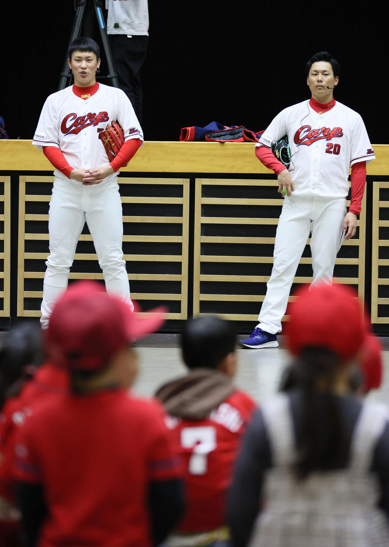 野球教室で子どもたちにキャッチボールを教える広島堂林（左）と栗林（撮影・加藤孝規）