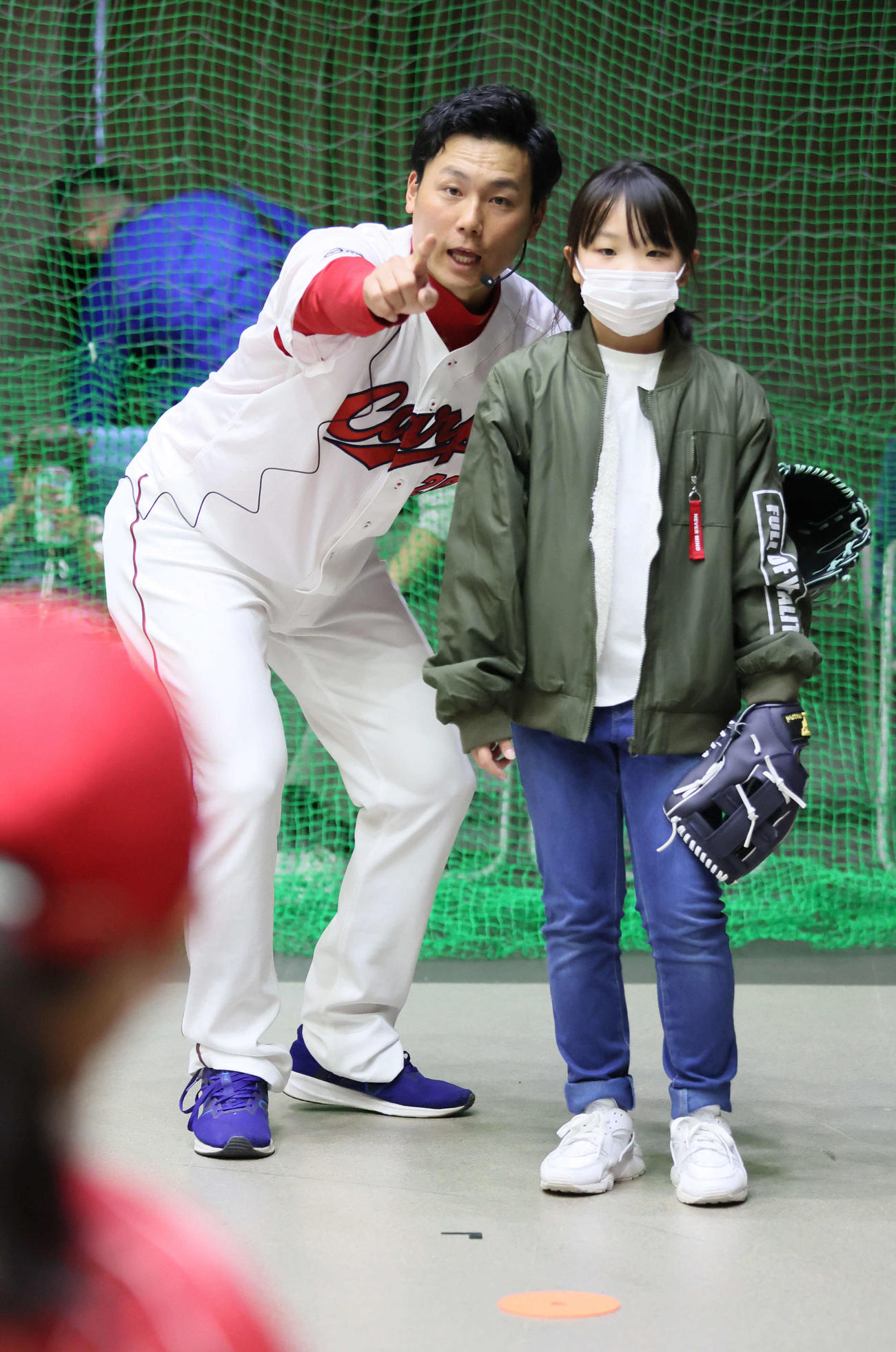 野球教室で子どもたちにキャッチボールを教える広島栗林（撮影・加藤孝規）