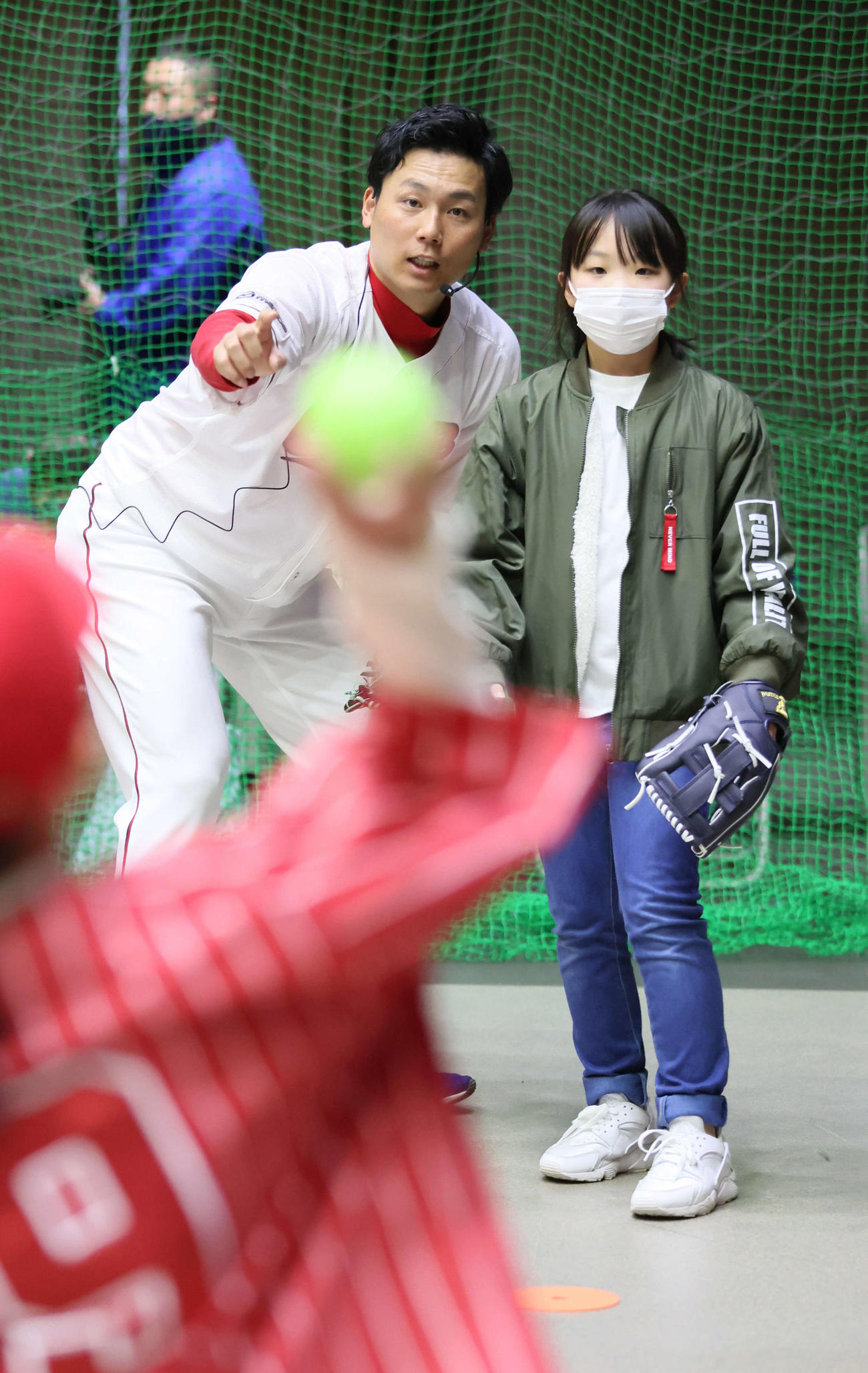 野球教室で子どもたちにキャッチボールを教える広島栗林（撮影・加藤孝規）