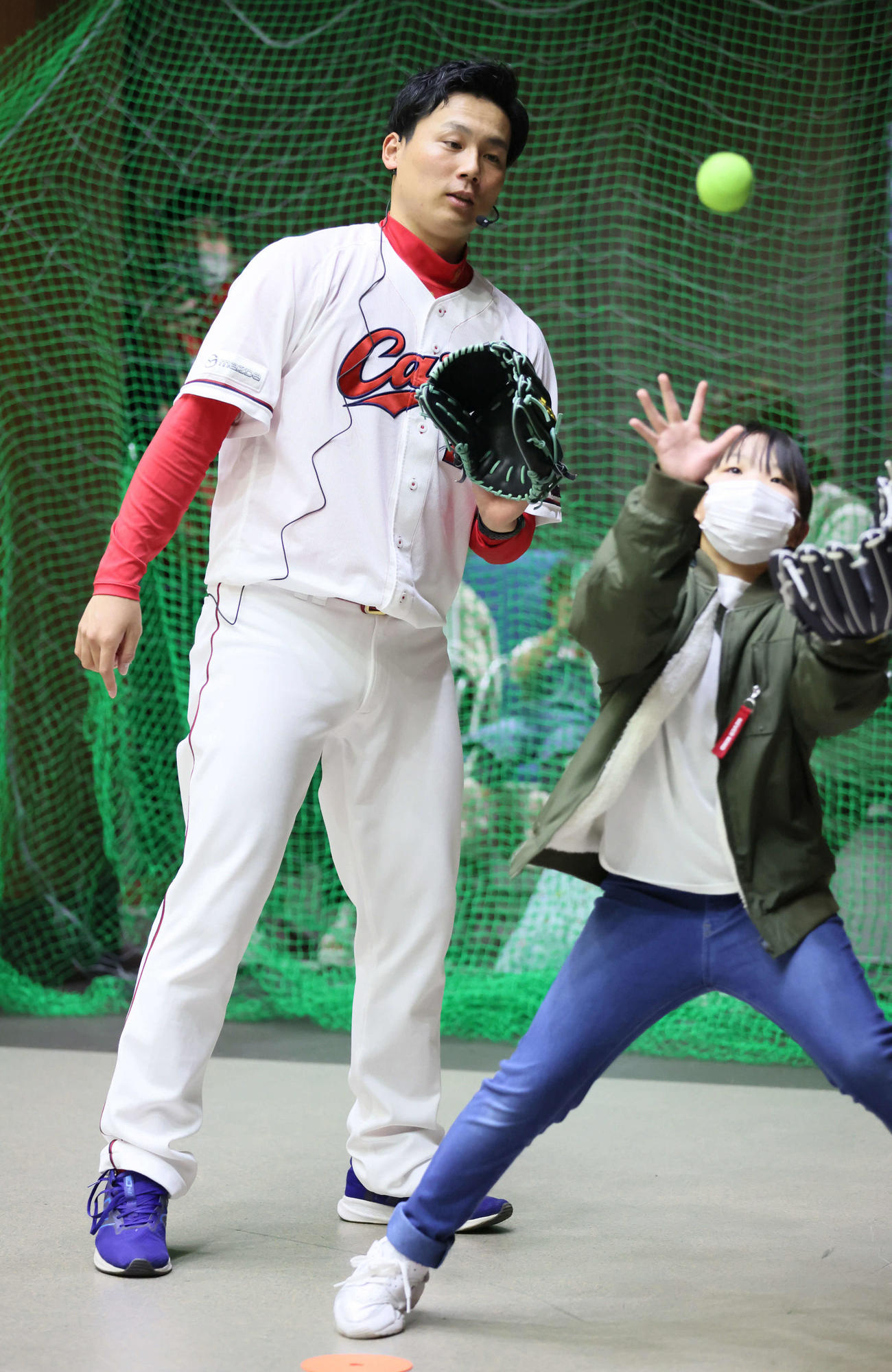 野球教室で子どもたちにキャッチボールを教える広島栗林（撮影・加藤孝規）