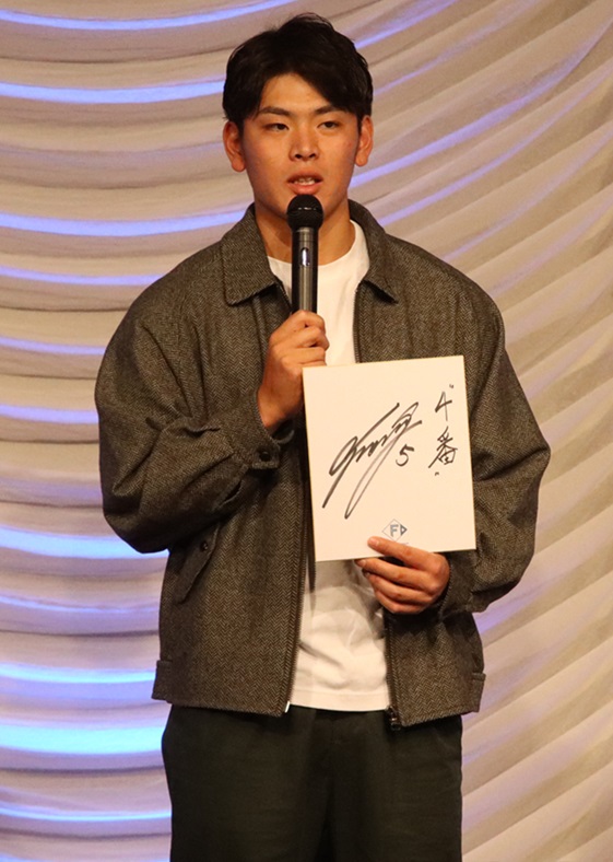 トークショーの最後で「4番」という目標を記した色紙を掲げる日本ハム野村（撮影・永野高輔）