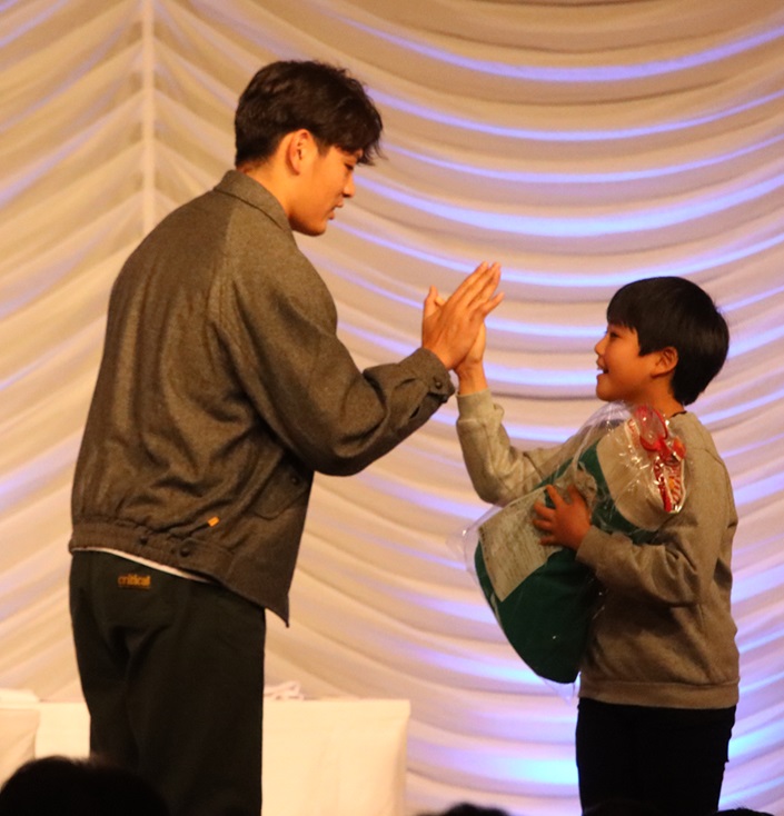 ファンとハイタッチする日本ハム野村（撮影・永野高輔）