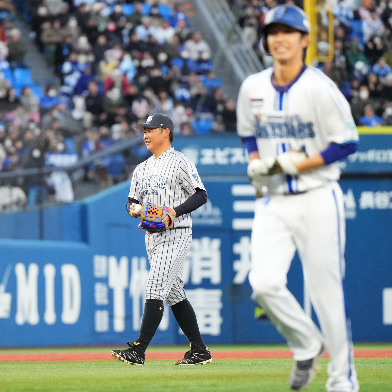 BAY DREAM STARS対Y45 LEGEND HEROES 5回裏BAY DREAM STARS無死、度会（手前）を左飛に打ち取り、笑顔を見せる松坂氏（撮影・菅敏）