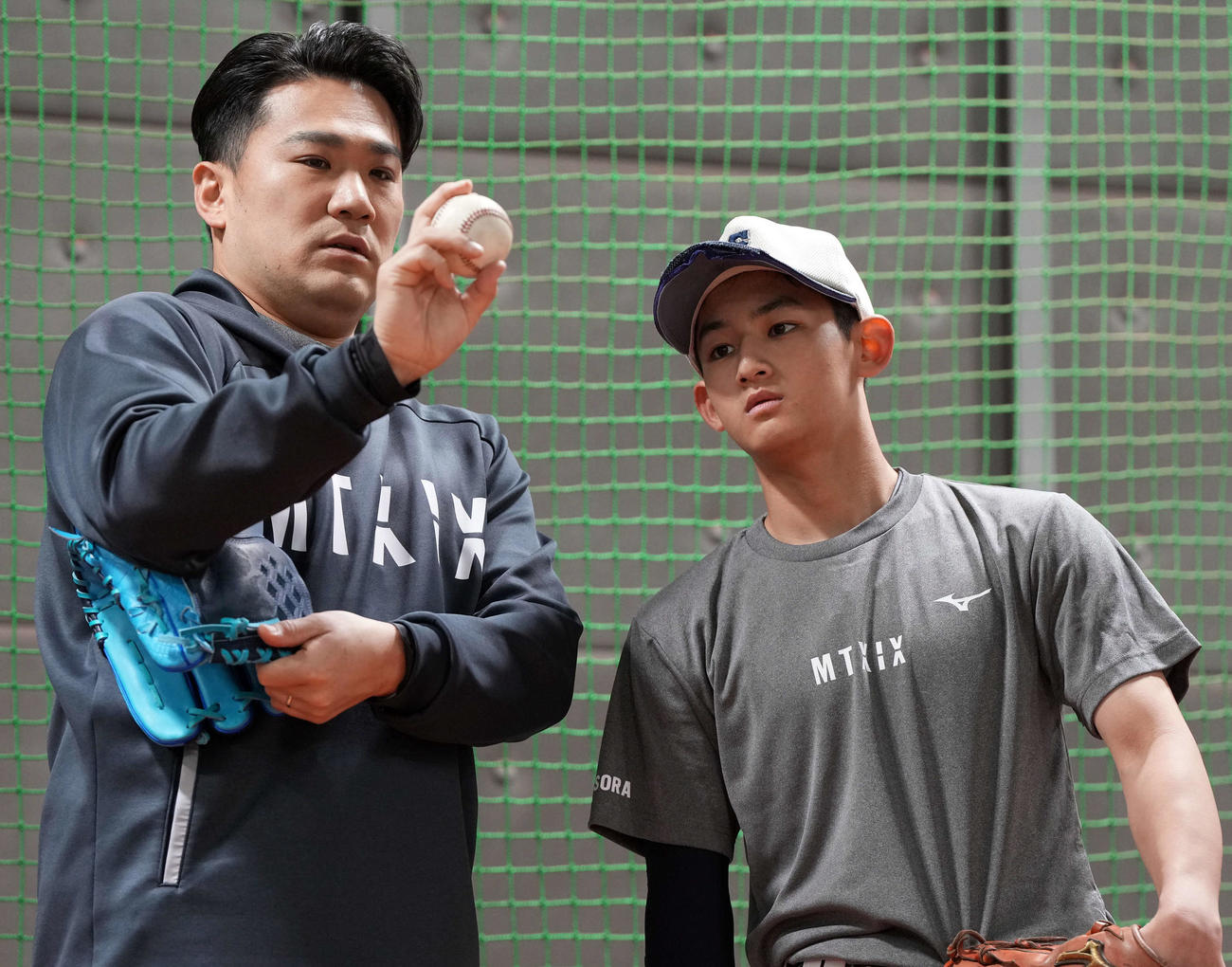 「マー君ラボ2023 supported by MIZUNO」で中学生に指導をする楽天田中将（左）（撮影・たえ見朱実）