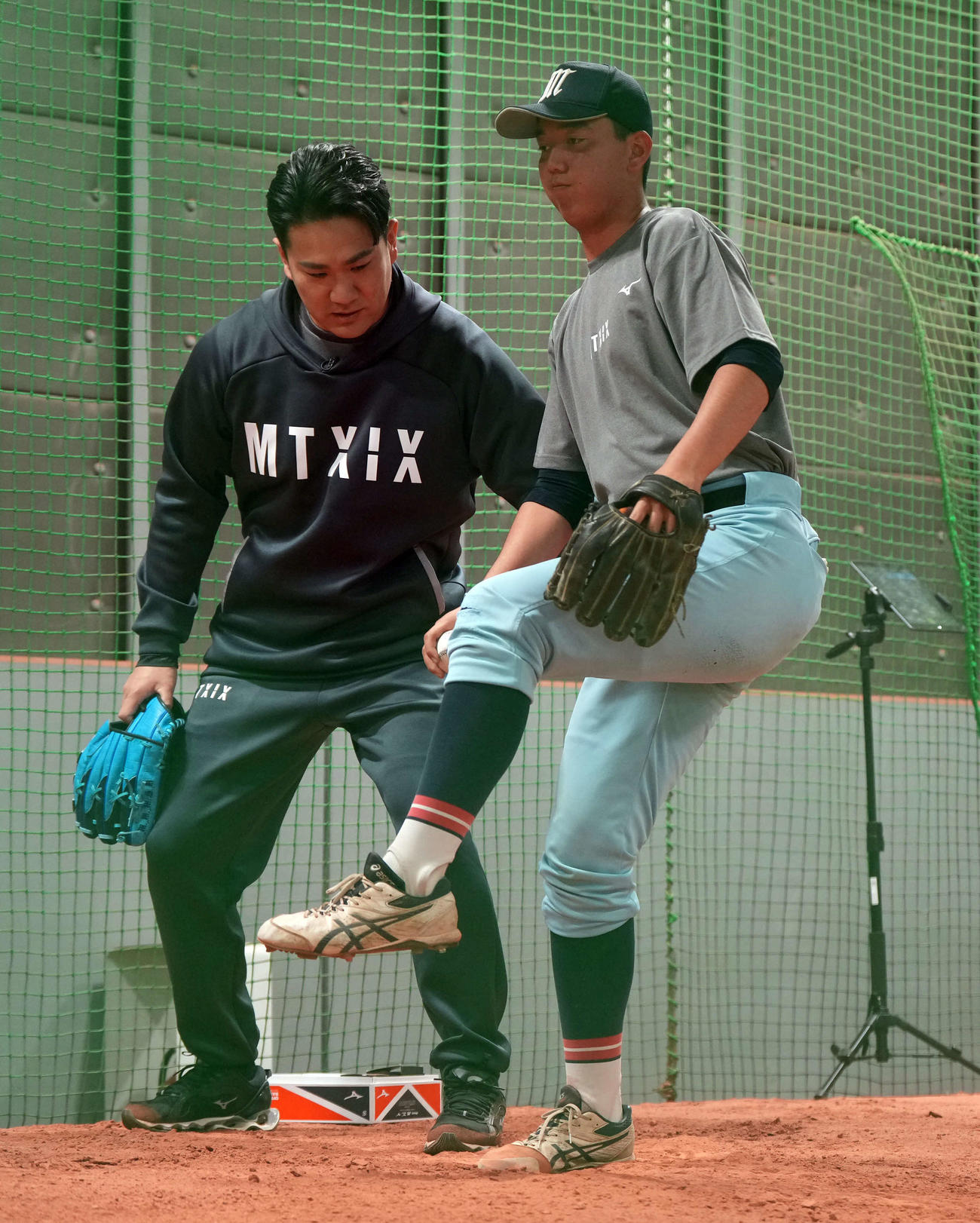 「マー君ラボ2023 supported by MIZUNO」で中学生に指導をする楽天田中将（左）（撮影・たえ見朱実）