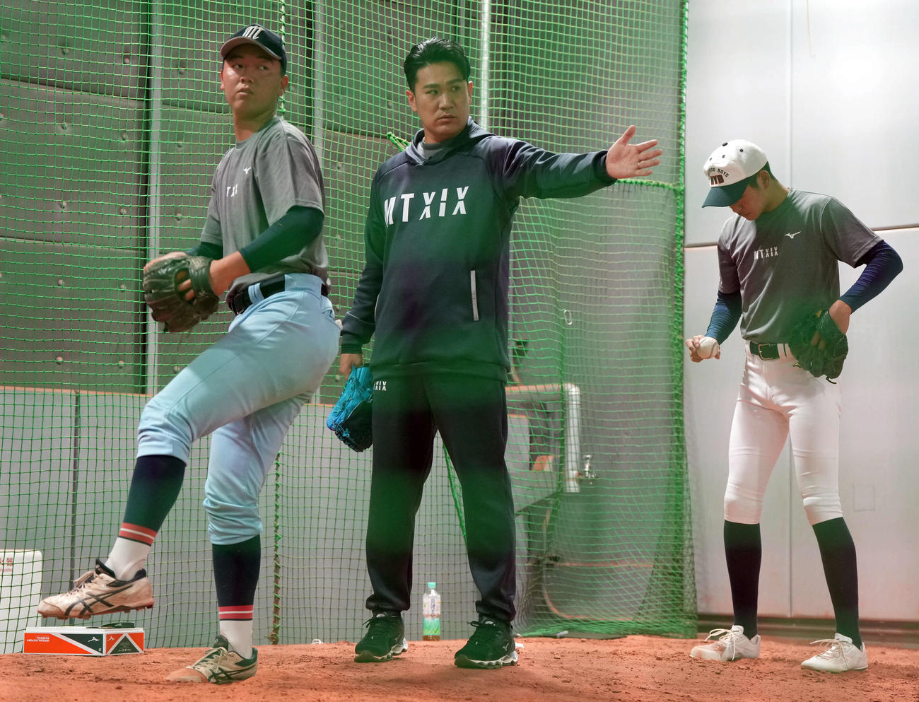 「マー君ラボ2023 supported by MIZUNO」で中学生に指導をする楽天田中将（中央）（撮影・たえ見朱実）