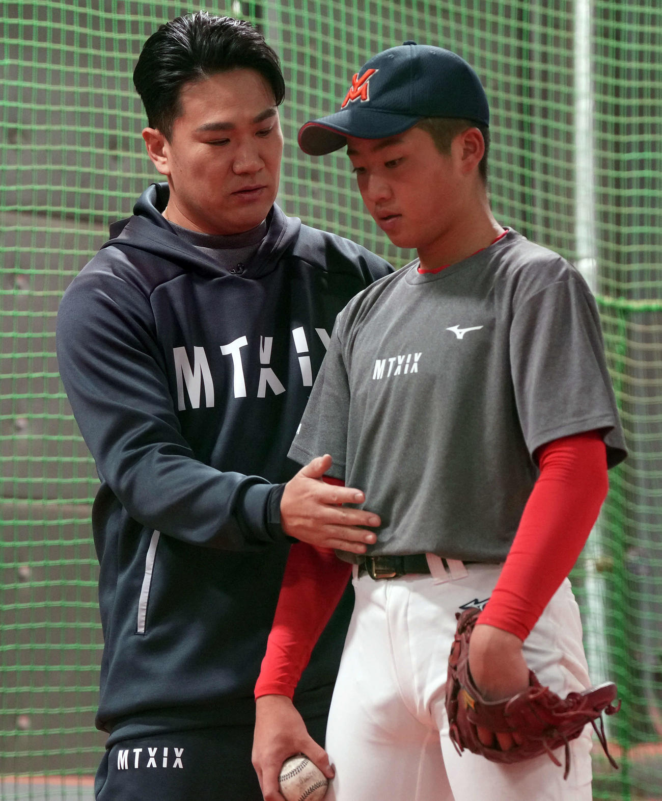 「マー君ラボ2023 supported by MIZUNO」で中学生に指導をする楽天田中将（左）（撮影・たえ見朱実）