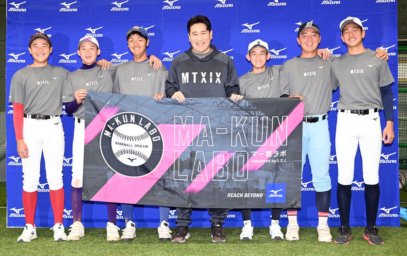 記念撮影に納まる楽天田中将大（中央）。左から根本将大くん、萩原涼翔くん、額賀将太くん、1人おいて渡辺昊くん、小俣太陽くん、高井周平くん（撮影・たえ見朱実）