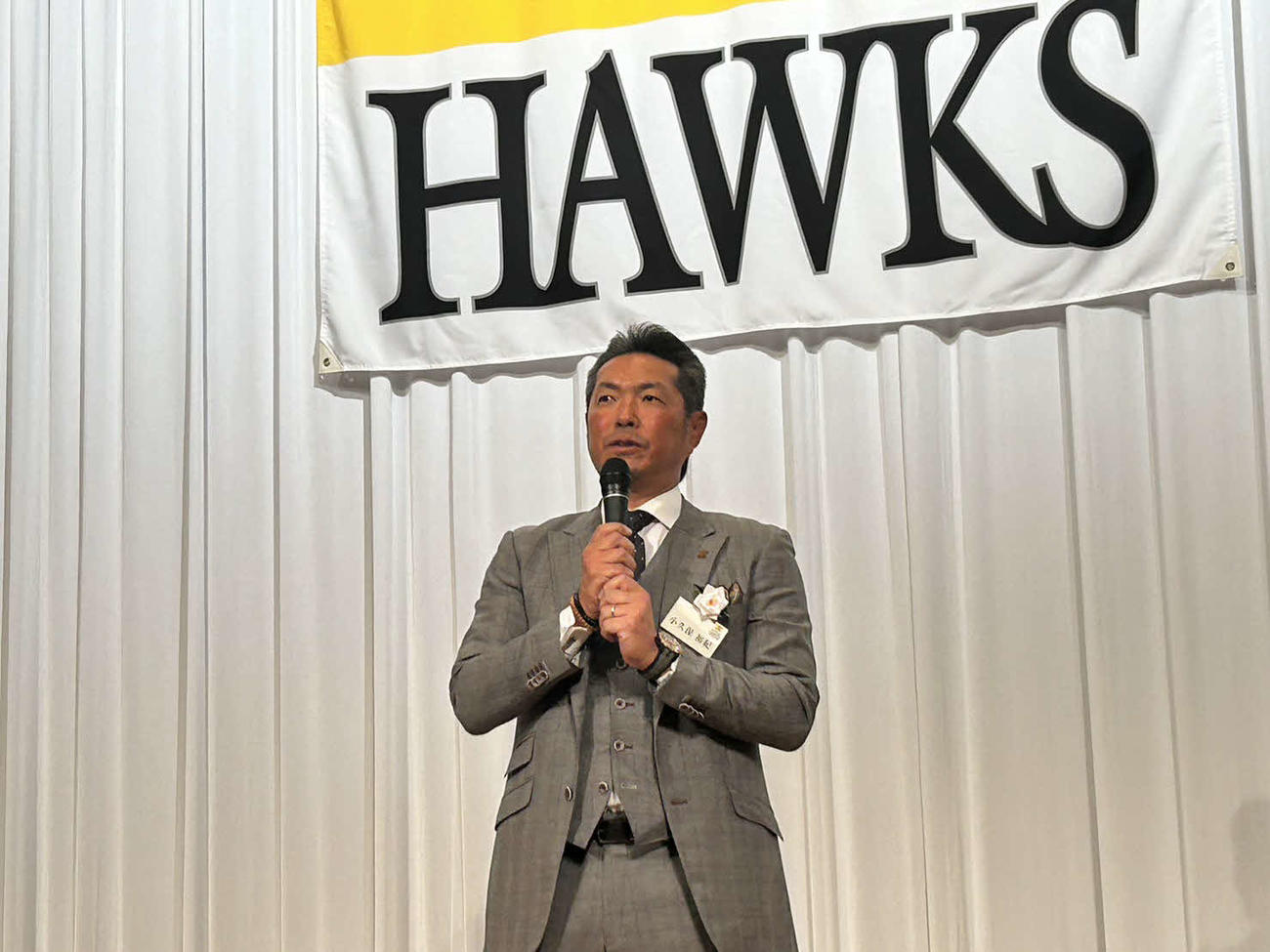 ウェルカムパーティーであいさつを行う小久保監督（球団提供）