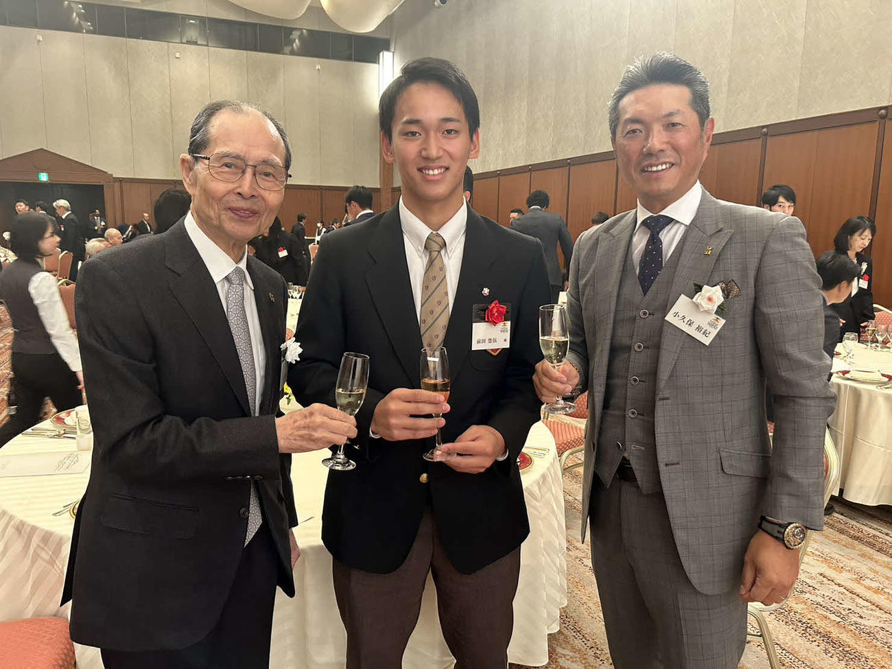 ウエルカムパーティーで乾杯する、左からソフトバンク王球団会長、ドラフト1位の前田、小久保監督（球団提供）