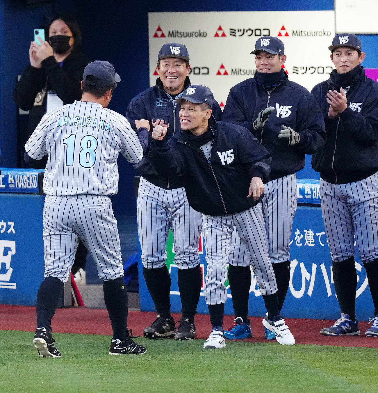 ベイドリーム対神奈川レジェンド　5回裏、マウンドを降りる神奈川レジェンドの松坂氏（左）とタッチを交わす監督を務める柳沢慎吾（撮影・江口和貴）