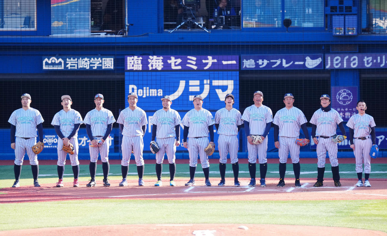 セレモニアルピッチで横浜の校歌を歌う松坂氏（右から3人目）ら（撮影・江口和貴）