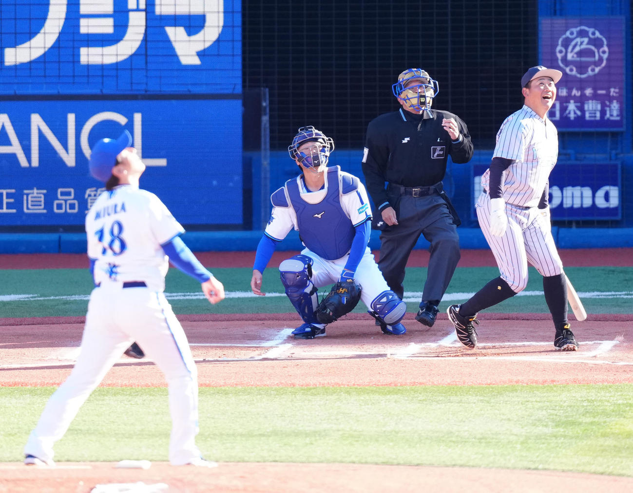 1回表、左飛に倒れる松坂氏。投手DeNA三浦監督（撮影・江口和貴）