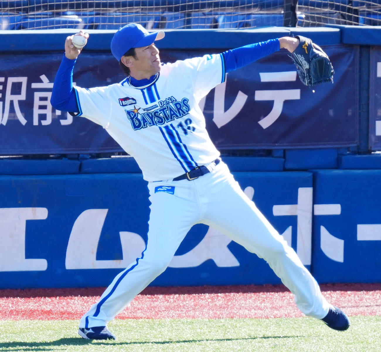 試合前練習でキャッチボールするDeNA三浦監督（撮影・江口和貴）