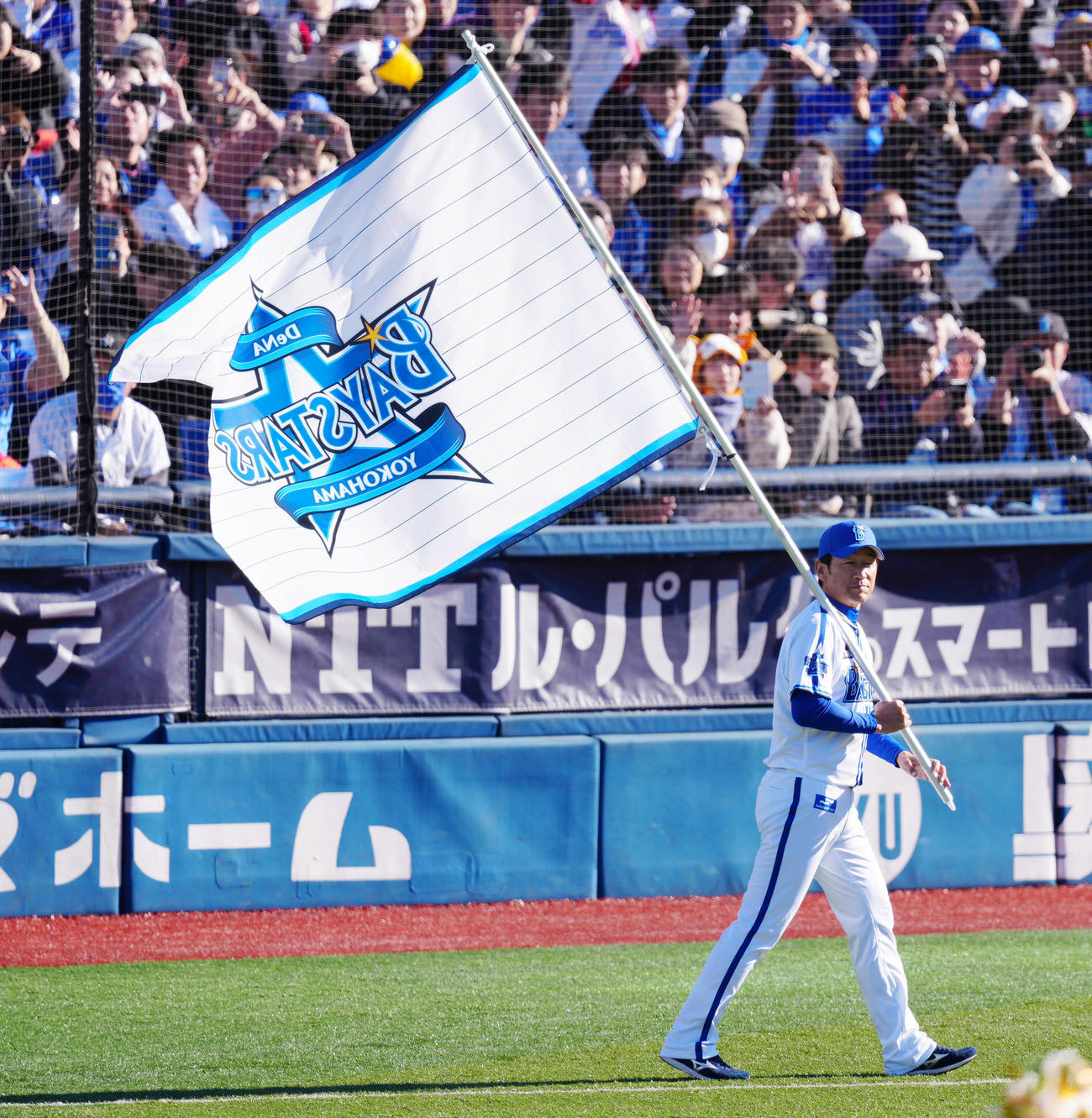 旗を持って入場するDeNA三浦監督（撮影・江口和貴）