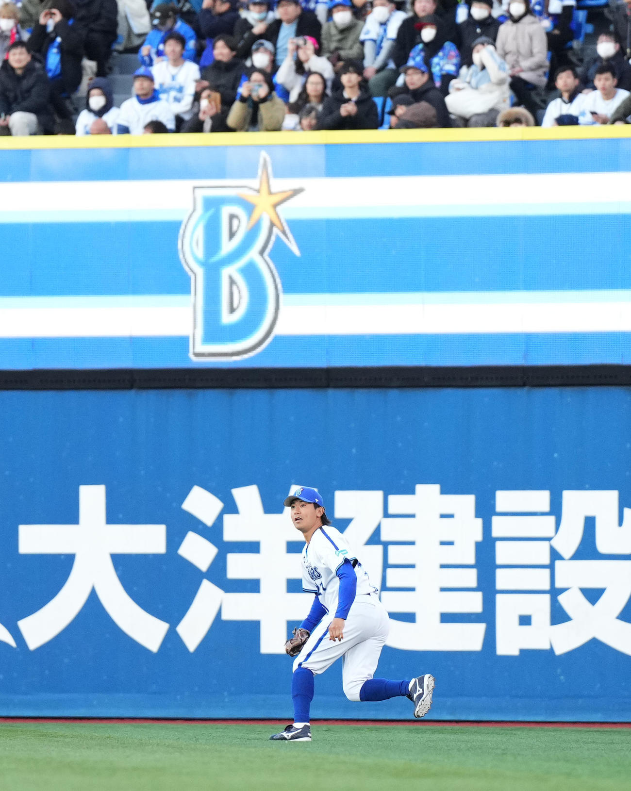 「YOKOHAMA STADIUM 45th DREAM MATCH」BAY DREAM STARS対Y45 LEGEND HEROES 5回表Y45 LEGEND HEROES無死、内藤の左二塁打の打球を追う今永（撮影・菅敏）